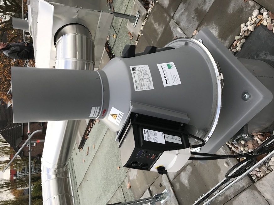 Bild 1 Korrosionsgeschützter Dachventilator für einen Laborabzug auf Haus B der Gesamtschule Oppum.