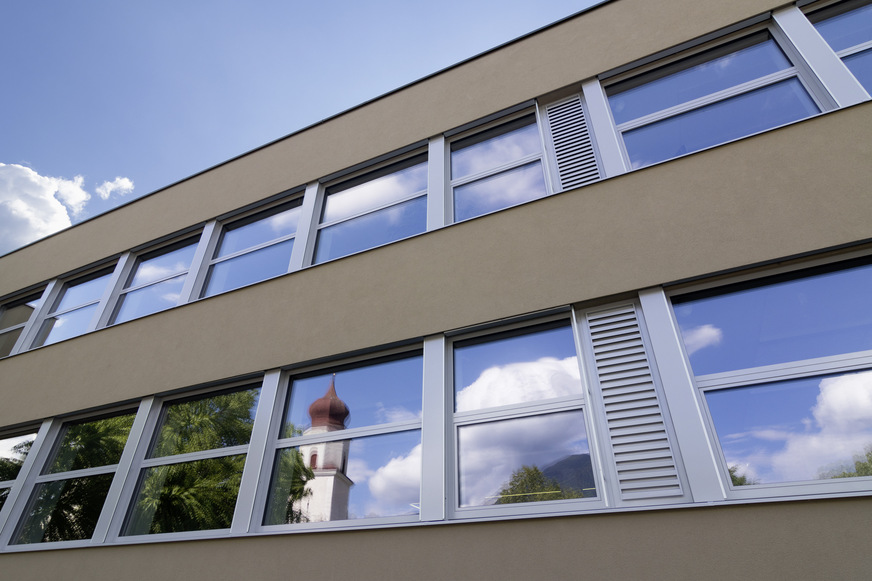 Bild 2 … das Wetterschutzgitter fügt sich hier dezent in die Fensterfront ein. Für die Außen- und Fortluft eines FVS-Fassadenlüftungsgeräts ist nur eine Öffnung erforderlich. Eine spezielle Luftführung wirkt einem Luftkurzschluss entgegen. Siehe auch: Hohe Raumluftqualität mit dezentralen Lüftungsgeräten nicht nur für Schulen