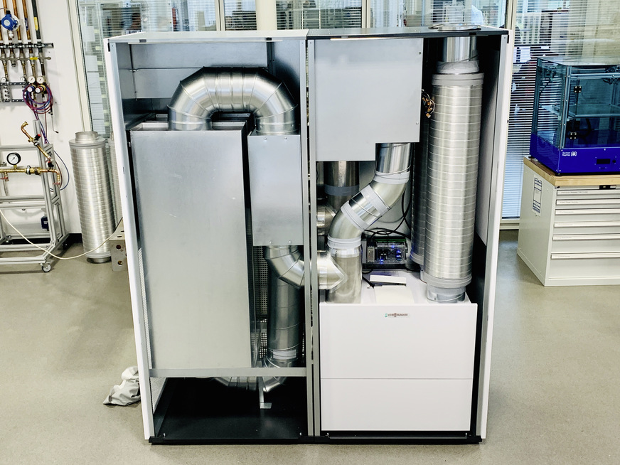 Bild 4 Viessmann bietet mit Vitovent 200-P ein hybrides Lüftungsgerät für Unterrichtsräume an, das die Räume dauerhaft mit Frischluft versorgt und gleichzeitig eine (Um)Luftreinigung über einen H14-HEPA-Filter vornimmt. Der Gesamtluftvolumenstrom wird mit maximal 800 m3/h und die Personenzahl mit bis zu 30 angegeben. Die Luftführung erfolgt nach dem Quellluft-Prinzip.
