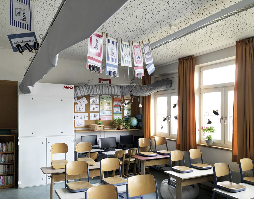 Bild 5 In der Grundschule Scheuring, Landkreis Landsberg am Lech, installiertes Kompaktlüftungsgerät AL-KO Aircabinet. AL-KO Airtech empfiehlt für Lüftungsgeräte in Horten und Schulen über die Vorgaben der Corona-RLT-Richtlinie hinaus einen Außenluftvolumenstrom von 40 bis 50 m3/(h ∙ Pers), damit eine CO2-Konzentration unter 1000 ppm sicher eingehalten werden kann.