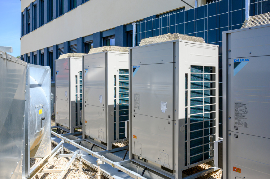 VRV-Komplettsysteme können durch die Kombination von Heizen und Kühlen, Trinkwassererwärmung und die Anbindung von RLT-Geräten das volle Potenzial der Wärmepumpentechnik in Nichtwohngebäuden erschließen.
