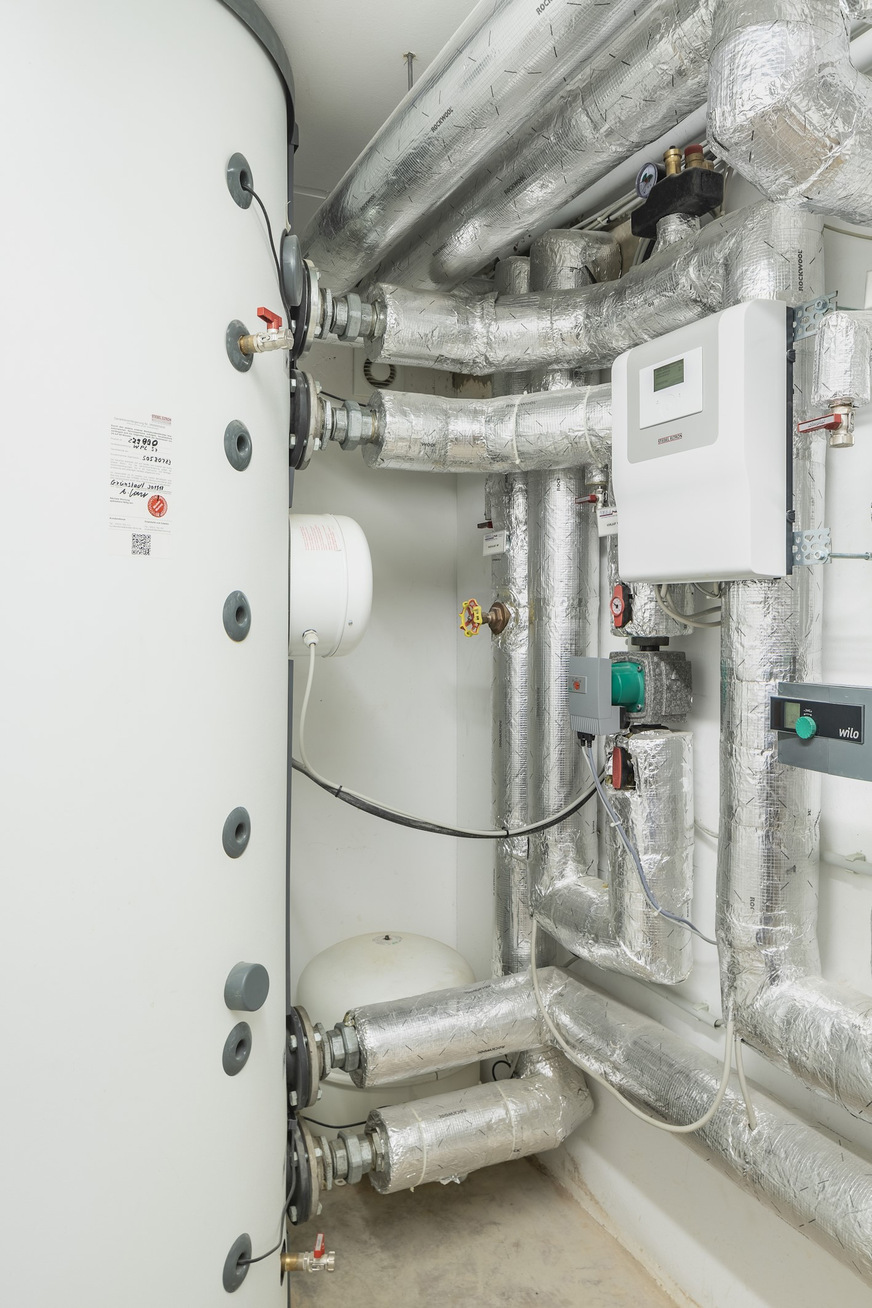Bild 5 Jedes Mehrfamilienhaus verfügt auch über einen Pufferspeicher SBP 1000 E. Das System wird über den Wärmepumpenmanager geregelt.