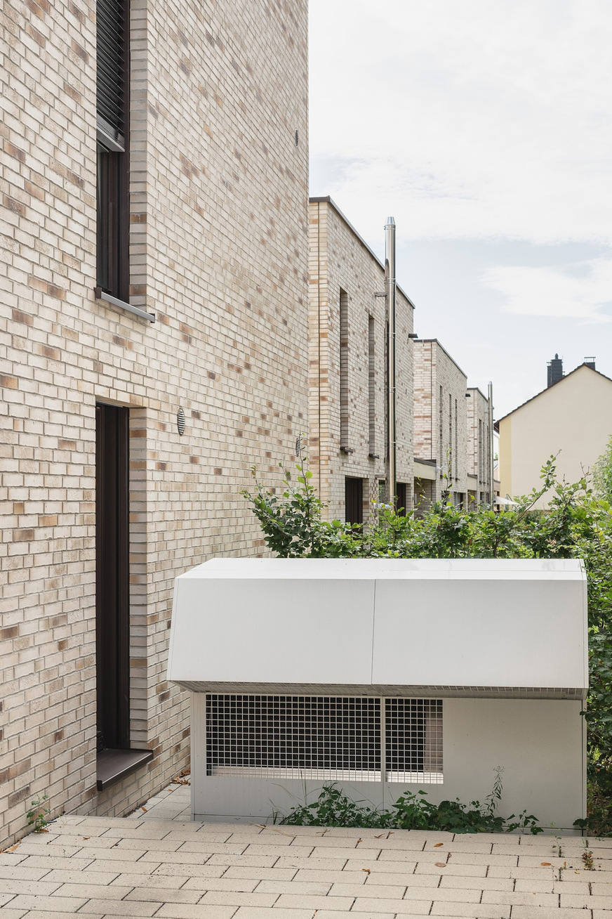 Bild 4 Pro Mehrfamilienhaus ist eine Luft/Wasser-Wärmepumpe WPL 57 von Stiebel Eltron außen aufgestellt.