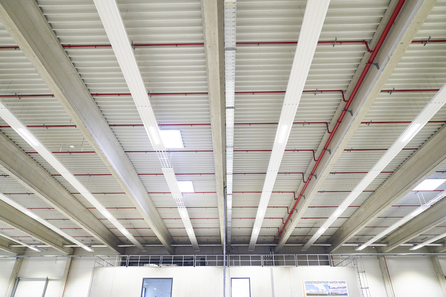 Bild 2 Die Deckenstrahlplatten wurden mit Baulängen bis 55 m realisiert. Durch das einzigartige Doppelsammler-Konzept von Frenger Systemen sind Baulängen bis weit über 100 m möglich.&nbsp;&nbsp;