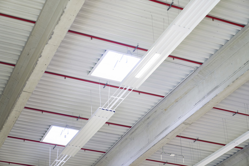 Bild 3 Um Platz für die Rauch- und Wärmeabzug zu schaffen, wurden die Mittelpaneele der Deckenstrahlplatten ausgeklinkt.&nbsp;