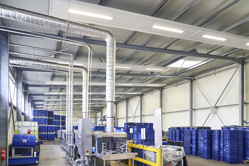 Bild 5 Technikhalle eines weiteren Teamlog-Projekts mit Deckenstrahlplatten von Frenger Systemen. In dem auf 18 °C beheizten Gebäude werden Transportbehälter in einer Industriespülmaschine gereinigt.