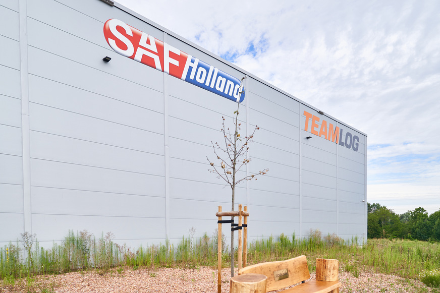 Bild 6 Rund um das Teamlog-Logistikzentrum für SAF Holland wurden Wildblumen eingesät und drei Bienenvölker angesiedelt.
