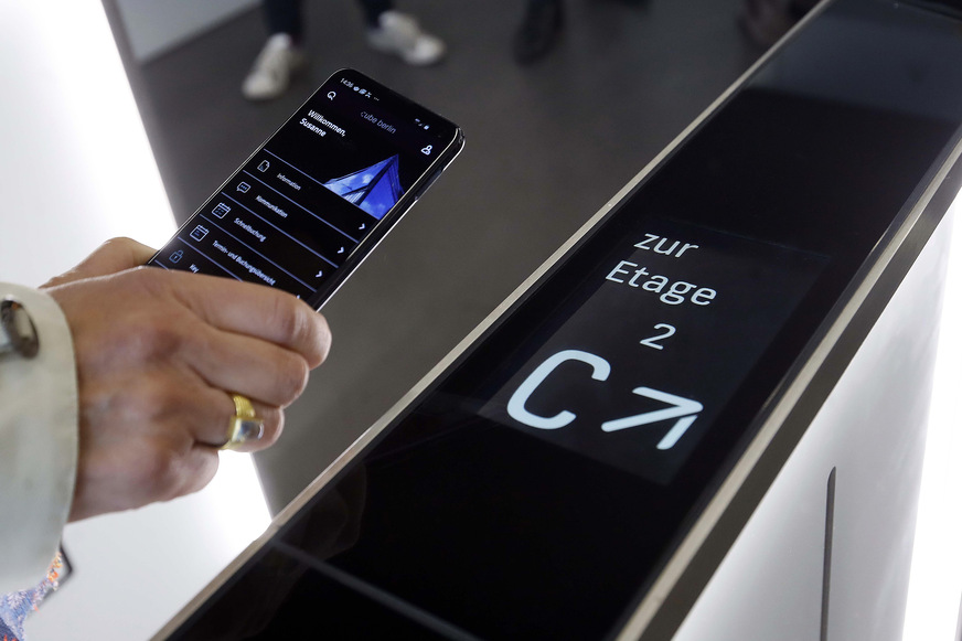 Bild 1 Bedienung des Aufzugs per App auf dem Mobiltelefon.