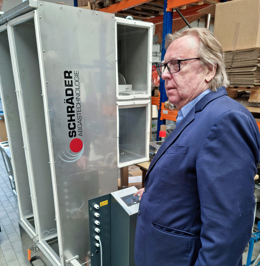 ﻿Karl-Heinz Schräder an der „Filterbox-S”﻿.