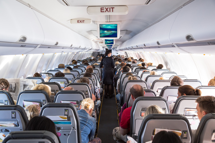 Bei relativ enger Belegung in Verbindung mit einer langen Belegungszeit, z. B. im Flugzeug, kann die Lüftung bei geeignetem Strömungsverlauf den Infektionsschutz gegenüber der Nichtlüftung erhöhen.