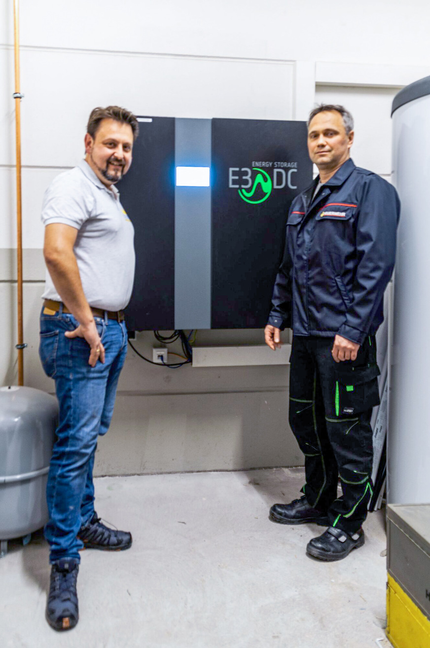 Bild 2 E3/DC-Partner Manuel Schmid (rechts) und Feuerwehrkommandant Marko Horvath am Hauskraftwerk S10E.