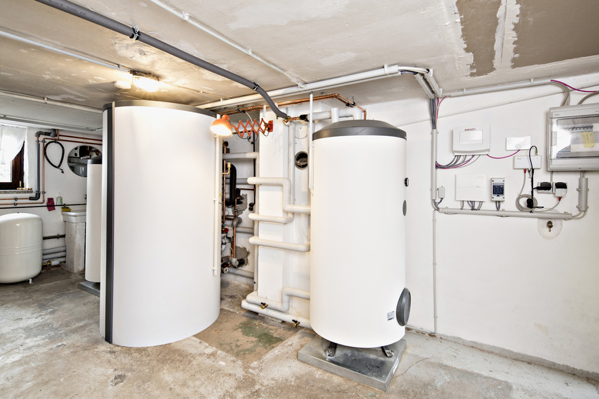 Bild 3 Der Technikraum des Dreiseitenhofs aus Bild 1: Die Luft/Wasser-Wärmepumpe erreicht auch bei Minusgraden noch Vorlauftemperaturen bis 55 °C. Die Photovoltaik-Anlage deckt rund 70 % des Strombedarfs der Wärmepumpe.