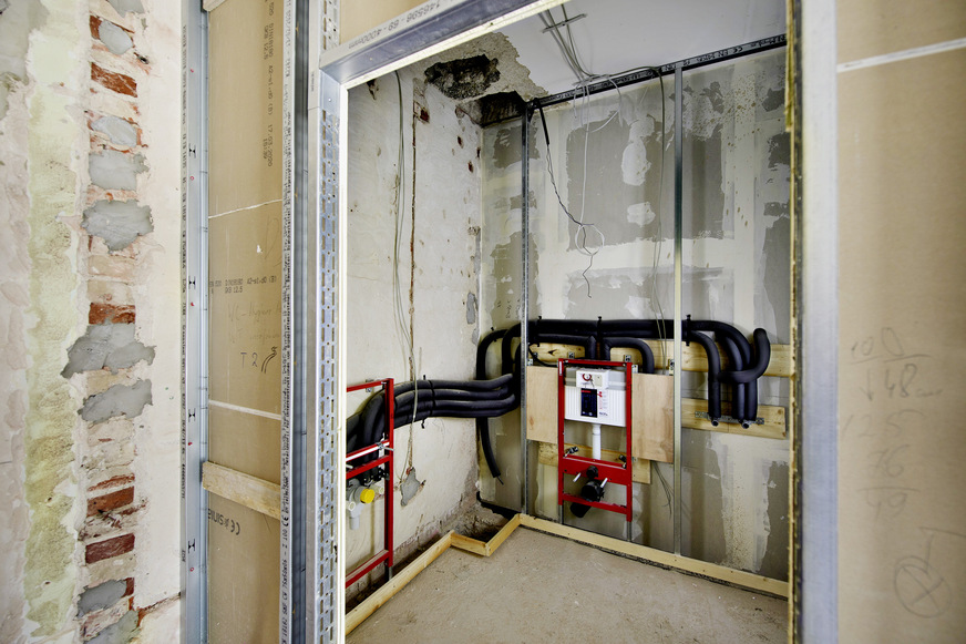 Bild 2 Den regelmäßigen Wasseraustausch in der Trinkwasser-Installation und in den Reiheninstallationen der 360 Appartements stellen Teceprofil WC-Module mit integrierter Hygienespülung sicher.