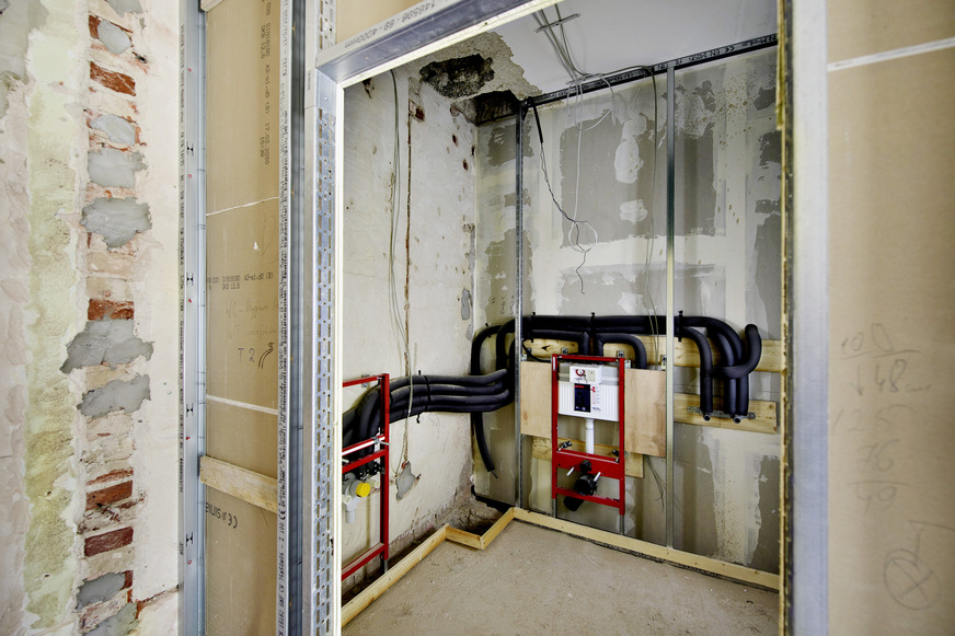 Bild 2 Den regelmäßigen Wasseraustausch in der Trinkwasser-Installation und in den Reiheninstallationen der 360 Appartements stellen Teceprofil WC-Module mit integrierter Hygienespülung sicher.
