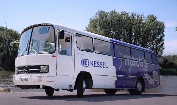 Der Omnibus mit Baujahr 1970 wurde in 4000 Arbeitsstunden von Auszubildenden der Kessel AG restauriert.