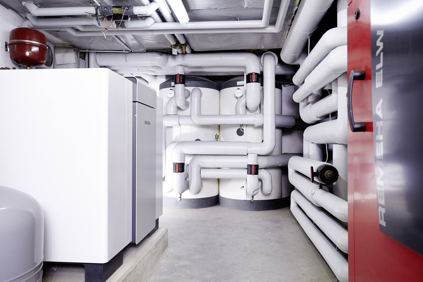 Bild 4 Heizzentrale der Wohnanlage aus Bild 1: Die bestehenden Gas-Etagenheizungen wurden durch drei Sole/Wasser-Wärmepumpen von Stiebel Eltron mit einer Heizleistung von rund 200 kW (bei B0/W35) ersetzt. Während in den neuen Wohnungen eine Fußbodenheizung zum Einsatz kommt, werden in den anderen Bereichen Heizkörper eingesetzt.