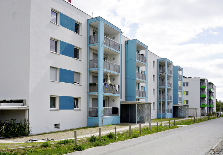 Westansicht des sanierten Bestandsgebäudes PassivhausSozialPlus in der Lincolnsiedlung Darmstadt.