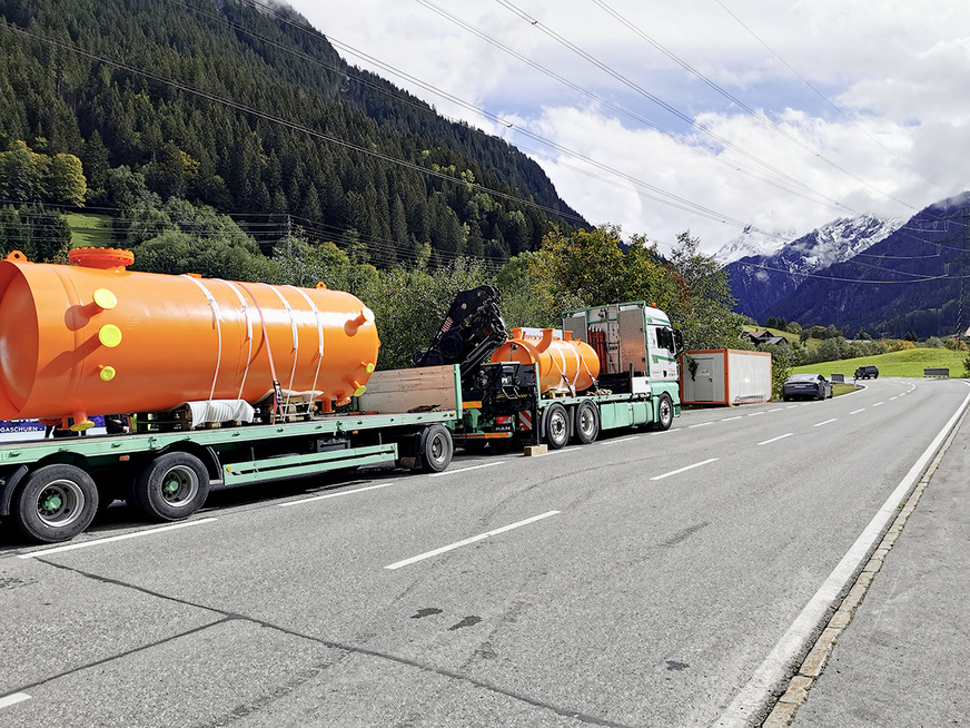 Bild 2 Die beiden heatLink-Anlagen auf dem Weg in das Heizwerk. Die Sammel- und Verteillösung ermöglicht eine Abwärmenutzung aus dem nahegelegenen Speicherkraftwerk über Großwärmepumpen.