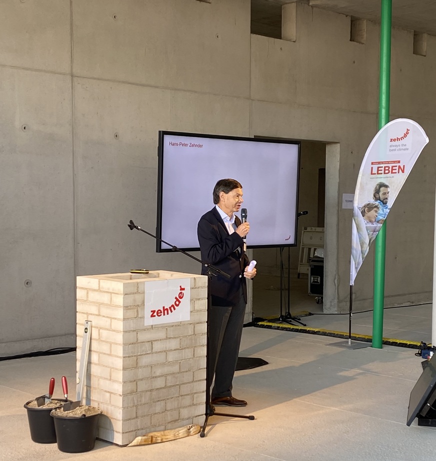 Zehnder: Verwaltungsrats-Präsident Hans-Peter Zehnder unterstrich beim offiziellen Baubeginn die besondere Bedeutung Deutschlands als absatzstärksten Markt innerhalb der Zehnder Group. Das Center of Climate sei deshalb eine wichtige strategische Investition in den Standort Lahr.