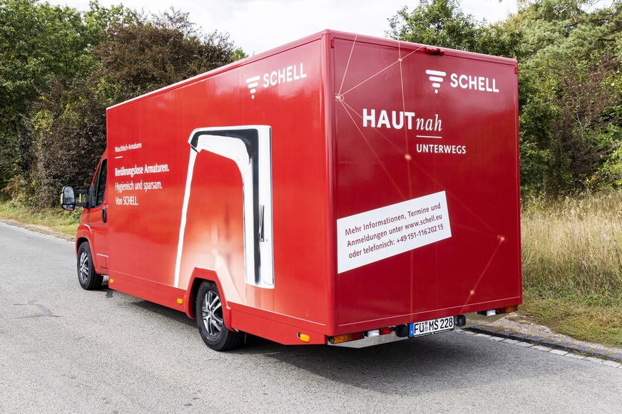 Der rollende Showroom von Schell. Außen Signalrot…