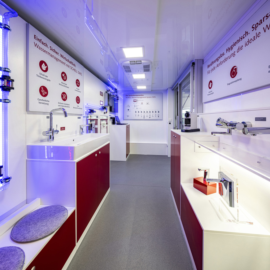 …Innen Technik vom Feinsten: Das multifunktionale Schell Mobil hat alle innovativen Schell-Lösungen für Trinkwasser- und Nutzer-hygiene an Bord.
