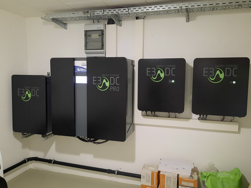 Das E3/DC-Hauskraftwerk S10E mit zwei zusätzlichen Solarwechselrichtern hat eine nutzbare Speicherkapazität von 35 kWh.