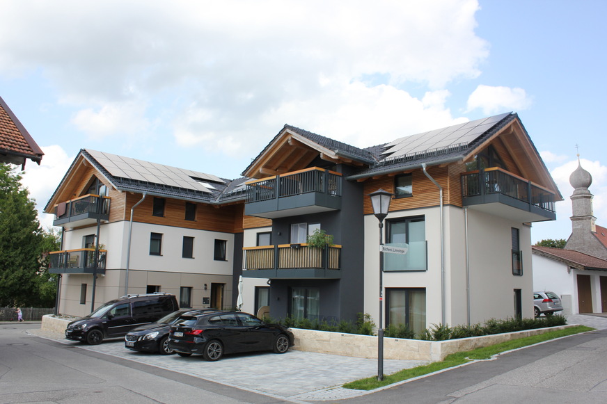 Im Hintergrund ist der sanierte Altbau mit fünf Wohnungen zu sehen, im Vordergrund (rechts) der Anbau mit drei Wohnungen. 