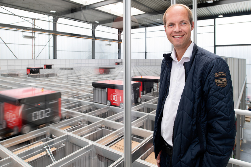 Jörg Venker, Leiter Corporate Logistics bei Tece, beaufsichtigt die Weiterentwicklung des Distributionszentrums in Emsdetten. Im Hintergrund: Kommissionier-Roboter bei der Arbeit.