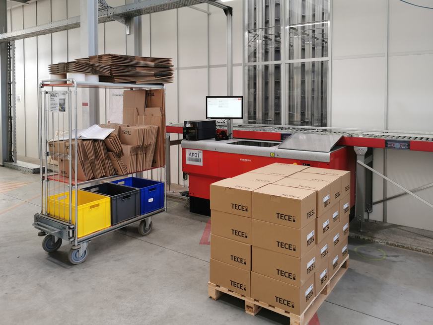 Der AutoStore funktioniert nach dem Prinzip „Ware-zur-Person“: Die Ware wird von energieeffizienten Robotern kommissioniert und direkt an den Packplatz befördert.