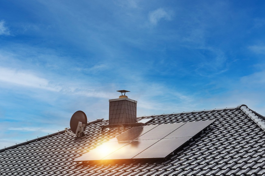 Unter aktuellen Bedingungen wird der Zubau größerer Photovoltaik-Dachanlagen behindert und der Zubau der im Verhältnis teureren Kleinanlagen befördert.