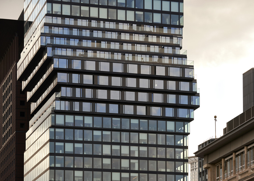 Zwischen der 15. und der 22. Etage bricht der 190 m hohe Omniturm aus seiner vertikalen Ausrichtung aus. „Hüftschwung“ nennen die Architekten diesen Mittelteil.