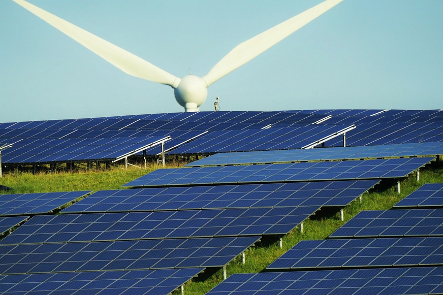 Seit 2021 ist die versorgungsichere Stromerzeugung mit 100 % erneuerbaren Energien selbst einschließlich der Speicherkosten günstiger als der Strom aus neugebauten konventionellen Kraftwerken.