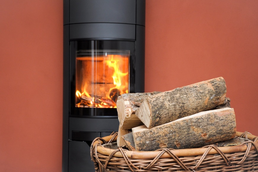 Moderne Feuerstätten haben gegenüber alten Geräten einen höheren Wirkungsgrad und damit einen geringeren Brennstoffverbrauch und geringere Feinstaub-Emissionen.  