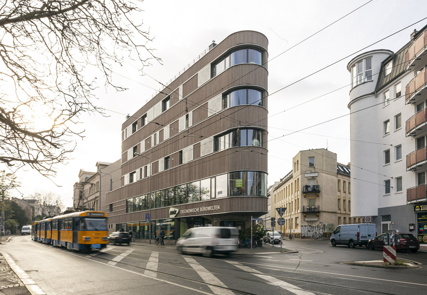 Bild 1 Revitalisierung der Innenstadt: Für das schwierig geschnittene Grundstück in Leipzig-Lindenau entwarf Dipl.-Ing. Architekt Dirk Stenzel den Schiffsbug-förmigen Fünfgeschosser in Holzbauweise.