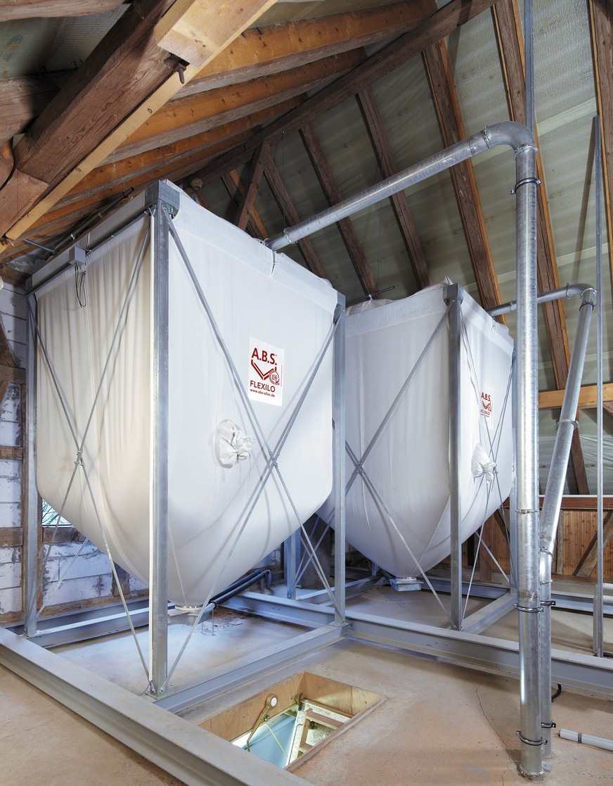 Bild 2&nbsp; A.B.S.-Silos auf einem Dachboden.