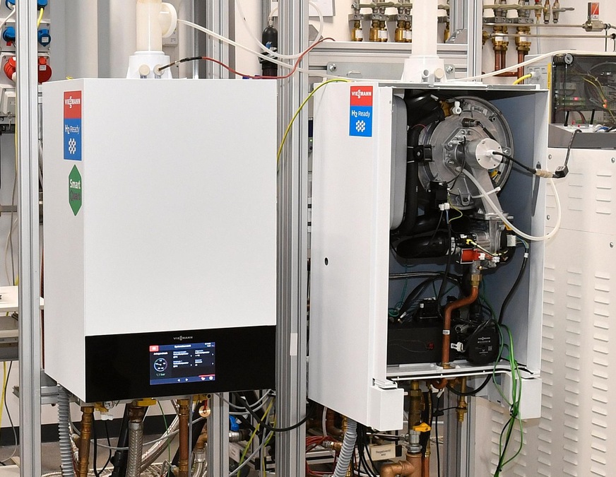 Zwei 100-%-H2-ready-Prototypen von Viessmann auf dem Prüfstand: Nach der Erprobung folgen die Phasen Qualifizierung, Dauererprobung und schließlich der Einsatz der neuen Geräte in realen Heizungsanlagen.