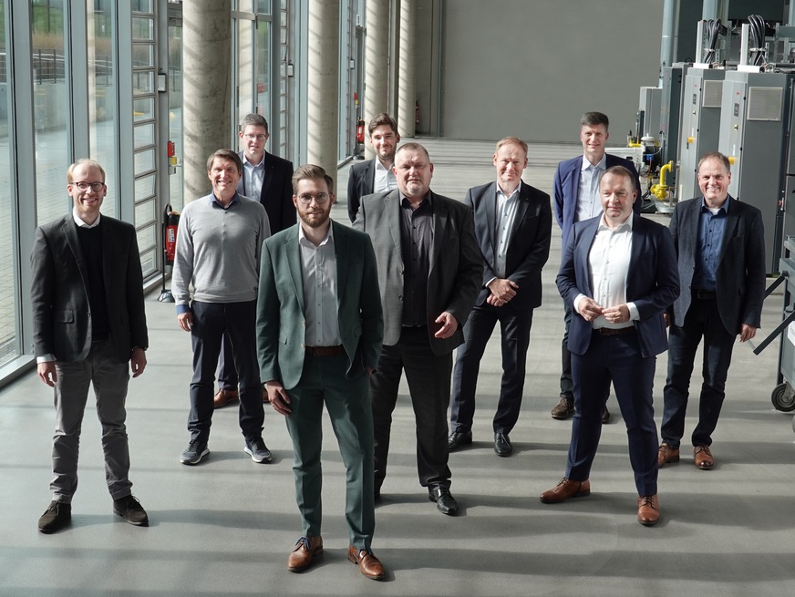 Beim Rundgang durch die Viessmann-Energiezentrale: Max Viessmann (links) und Goldbeck-Prokurist Andreas Harnacke (5. v.r.) mit Vertretern beider Unternehmen, die operativ am Kooperationsthema arbeiten.