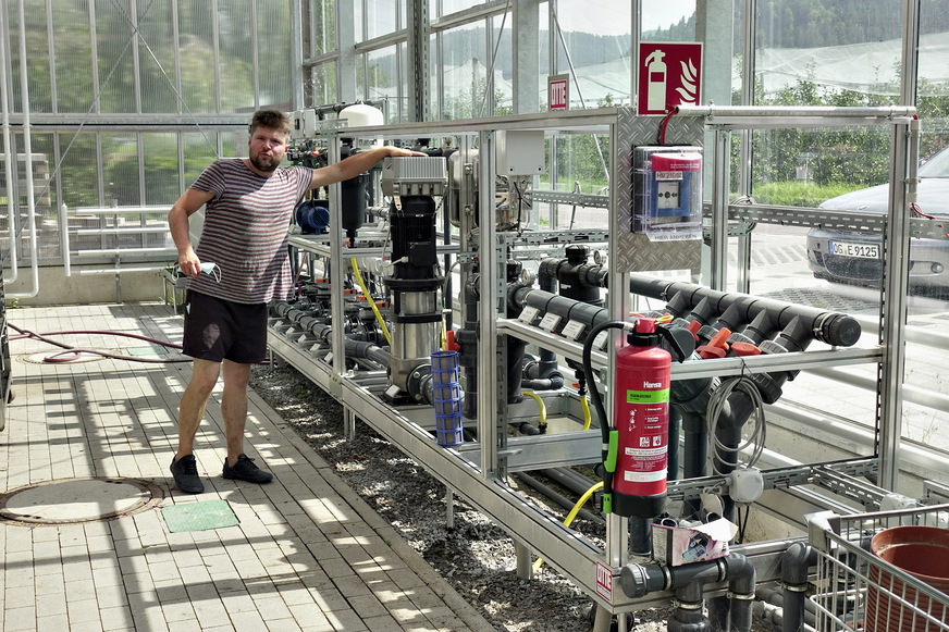 Bild 5 Installation der Bewässerungstechnik, von der für jede Pflanzenkultur eine andere Wassermenge und -qualität bereitgestellt wird. Das erfordert passende Leitungen und Pumpen sowie unterschiedlichen Wasserdruck für Wurfregner im Freiland bzw. Handbrausen, Sprühdüsen und Flutventile der Pflanztische im Gewächshaus.