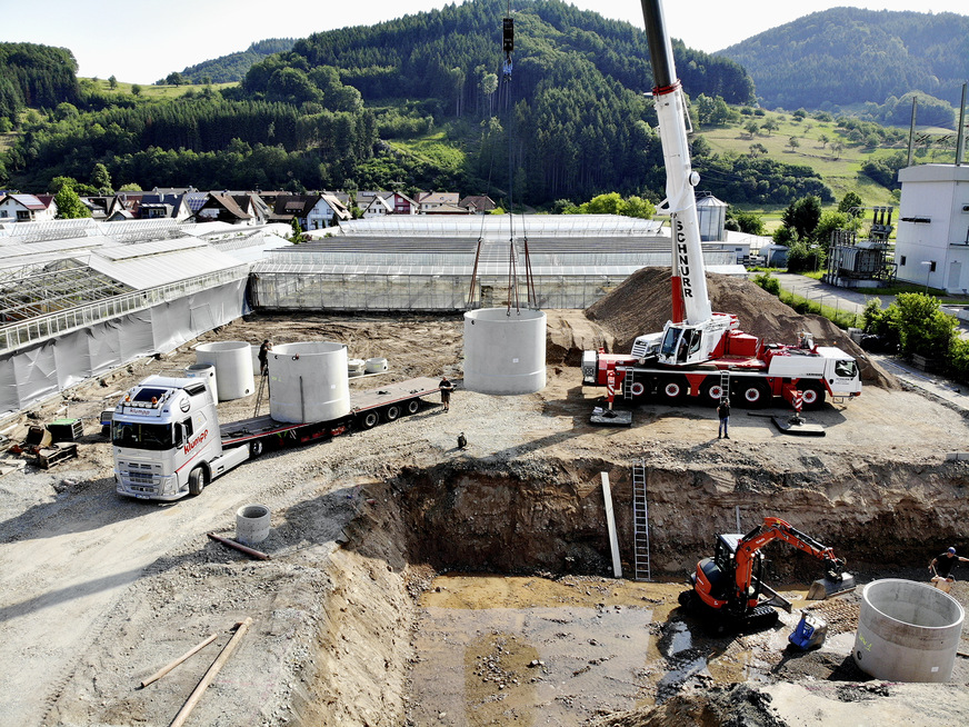 Bild 2 Lieferung der Betonbehälter, die miteinander verbunden den unterirdischen Wasservorrat von ca. 200 m3 Volumen bilden. Behälter und Schachtbauteile wurden im Halb-Stunden-Takt zum Einbauort transportiert. Das Versetzen erfolgte per Autokran an nur einem Vormittag.