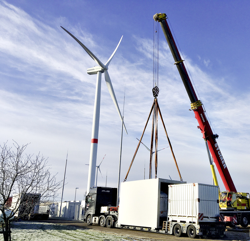 Bild 2 Anlieferung der Betonzellen für die Energiezentrale mit einem Ausbaugewicht von 60 t. Yados konfektionierte und lieferte zwei Einzelzellen, die vor Ort zusammengeführt und aufgebaut wurden.