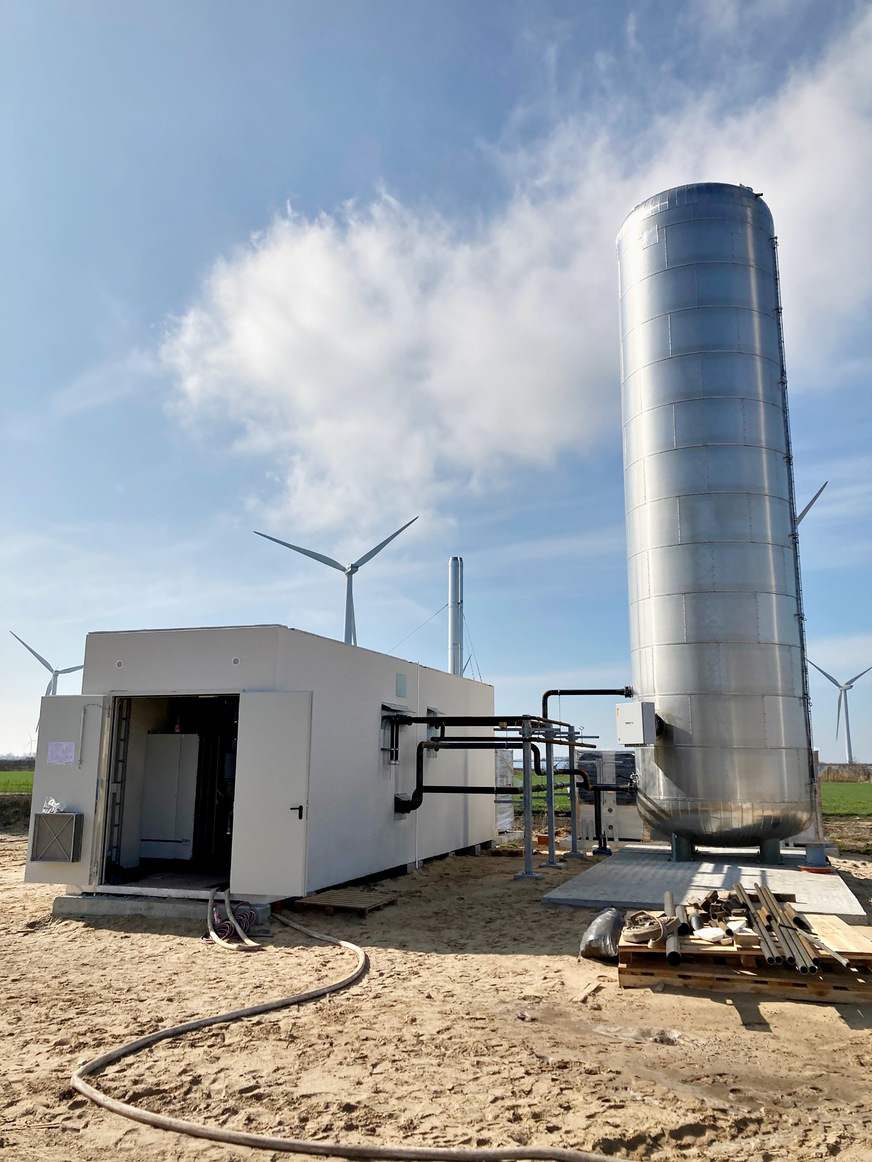 Bild 3 Die neue Energiezentrale und der 14 m hohe Pufferspeicher.