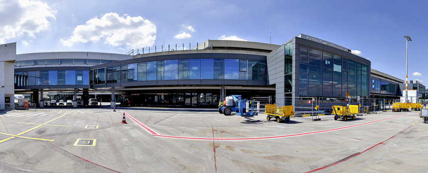 Bild 2 Die vollverglaste Fassade des Transfergangs. Die bedarfsgerechte Steuerung des Raumklimas inklusive Frischluftzufuhr übernimmt das System Airconomy von Schütz in Kombination mit einer Kühldecke auf Basis von aquatherm black system.