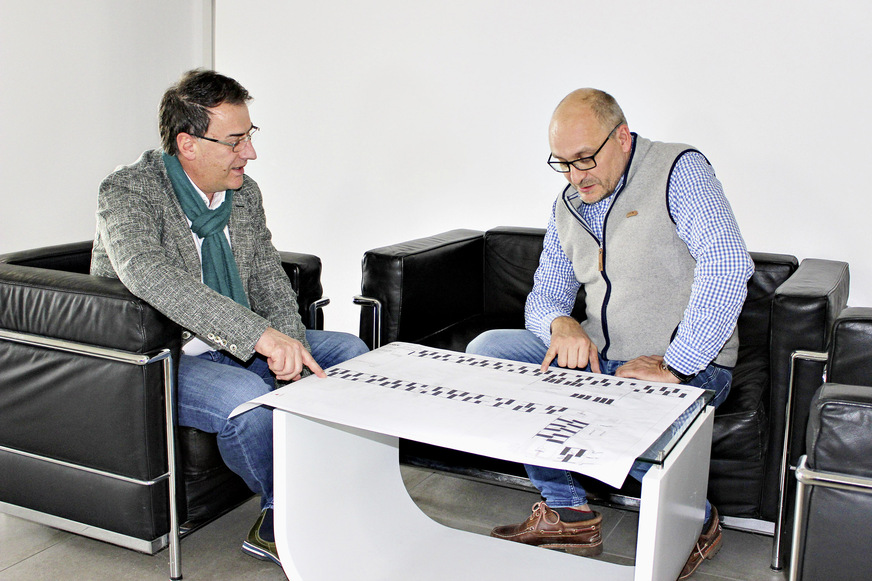Bild 5 Fachplaner Thomas Runkel (rechts) und Airconomy-Projektleiter Qamil Hasaj besprechen die optimale Platzierung der Airconomy-Systemmodule.