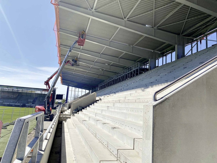Bild 1 Das Stadion des SV Wehen Wiesbaden hat eine neue Westtribüne und weitere zusätzliche Gebäude, Kioske und Sanitäreinrichtungen mit einer neuen Heizungsanlage bekommen.