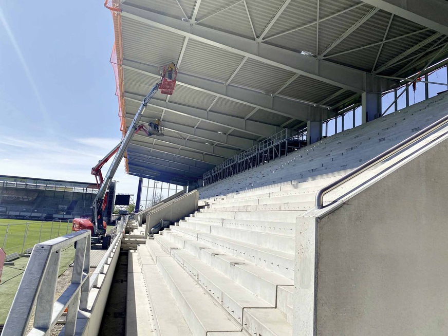 Bild 1 Das Stadion des SV Wehen Wiesbaden hat eine neue Westtribüne und weitere zusätzliche Gebäude, Kioske und Sanitäreinrichtungen mit einer neuen Heizungsanlage bekommen.
