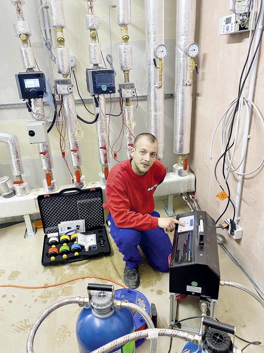 Bild 3 David Keil von der Firma Ing. Elmar Bey hat das mobile permaLine-Gerät ins System eingebunden. Das Teilstromverfahren ermöglicht es, ein Heizsystem zunächst mit Rohwasser zu befüllt und anschließend das Anlagenwasser konform zu VDI 2025 aufzubereiten.