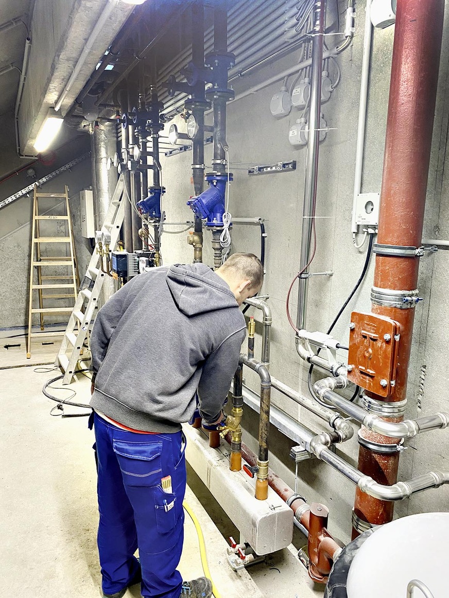 Bild 4 Im Heizungsraum 1 wird die von der Stadt Wiesbaden gelieferte Fernwärme über einen Verteiler in die Stockwerke und in die 2. Heizzentrale verteilt.