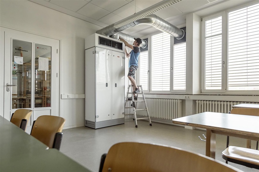 Bild 1 In Kassel wurden im Sommer 2021 in 120 Räumen von 13 Schulen und drei Kindertagesstätten die dezentralen Comfort-Großraum-Lüftungsgeräte CGL von Wolf installiert.