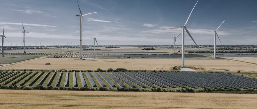 Bild 1 Solarparks und Windkrafträder in Bosbüll. Auch ohne EEG-Förderung bleiben sie wirtschaftlich und umweltfreundlich im Einsatz.