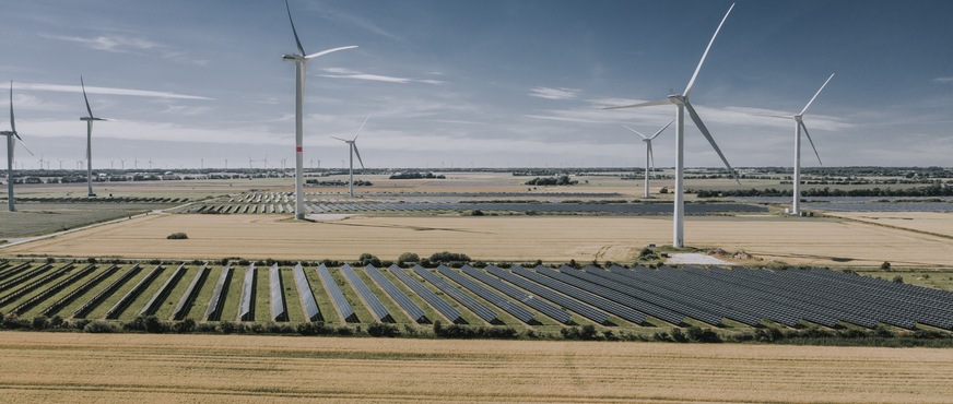 Bild 1 Solarparks und Windkrafträder in Bosbüll. Auch ohne EEG-Förderung bleiben sie wirtschaftlich und umweltfreundlich im Einsatz.